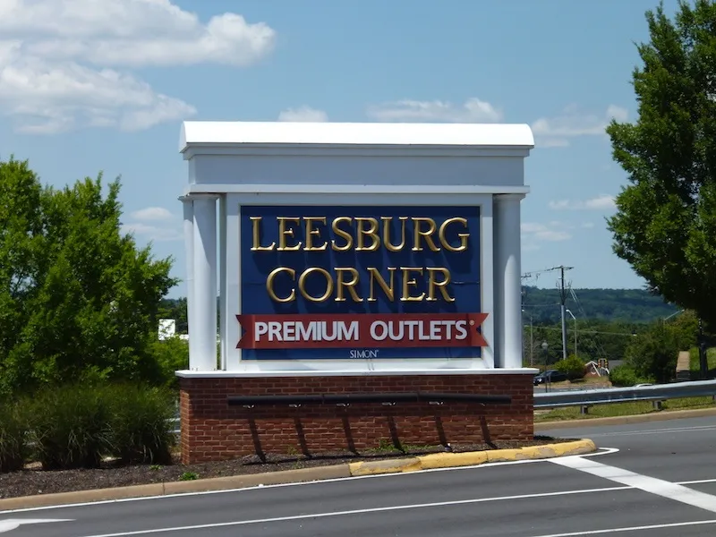Leesburg Premium Outlets entry sign